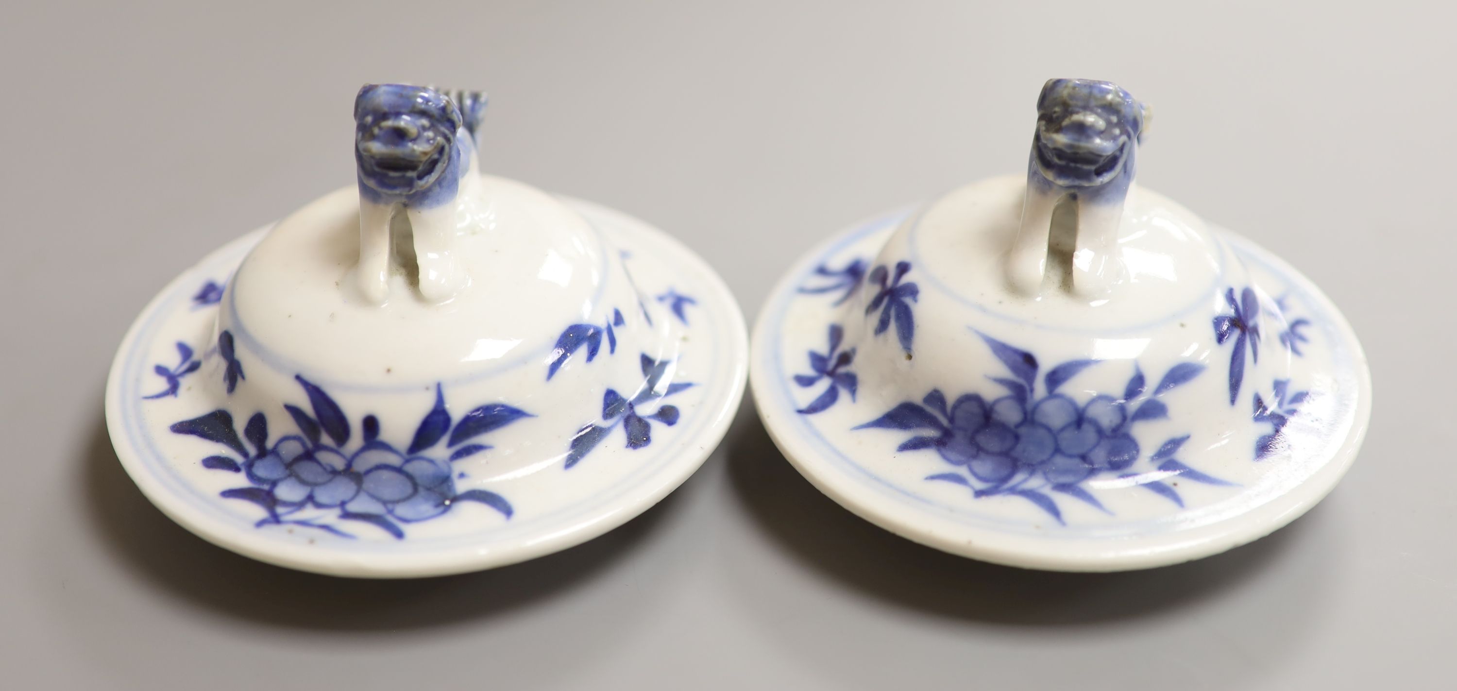 A pair of 19th century Chinese blue and white vase covers, diameter 10cm